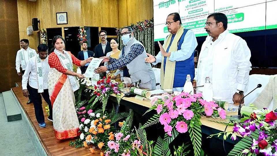 रांची : मुख्यमंत्री हेमंत सोरेन ने नवनियुक्त 289 अभ्यर्थियों को सौंपा नियुक्ति पत्र